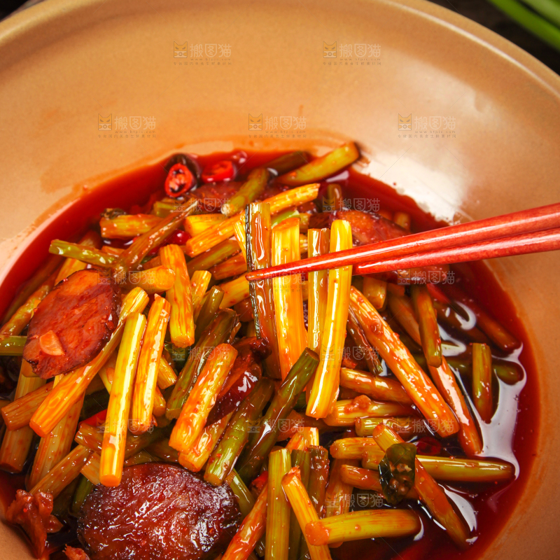 筷子夹着蒜苔炒腊肠
