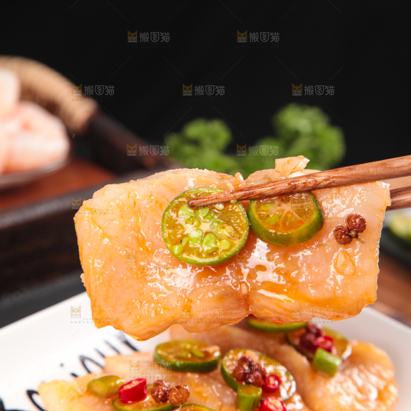 筷子夹着青椒巴沙鱼
