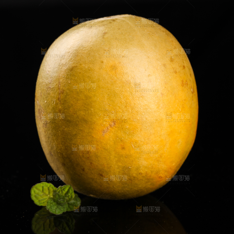 黑底上放着黄金罗汉果
