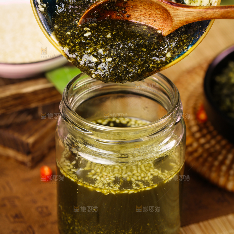 瓶子里装着青花椒酱