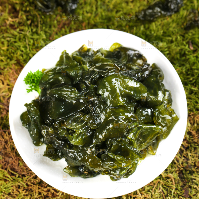 盘子里装着雷公菌