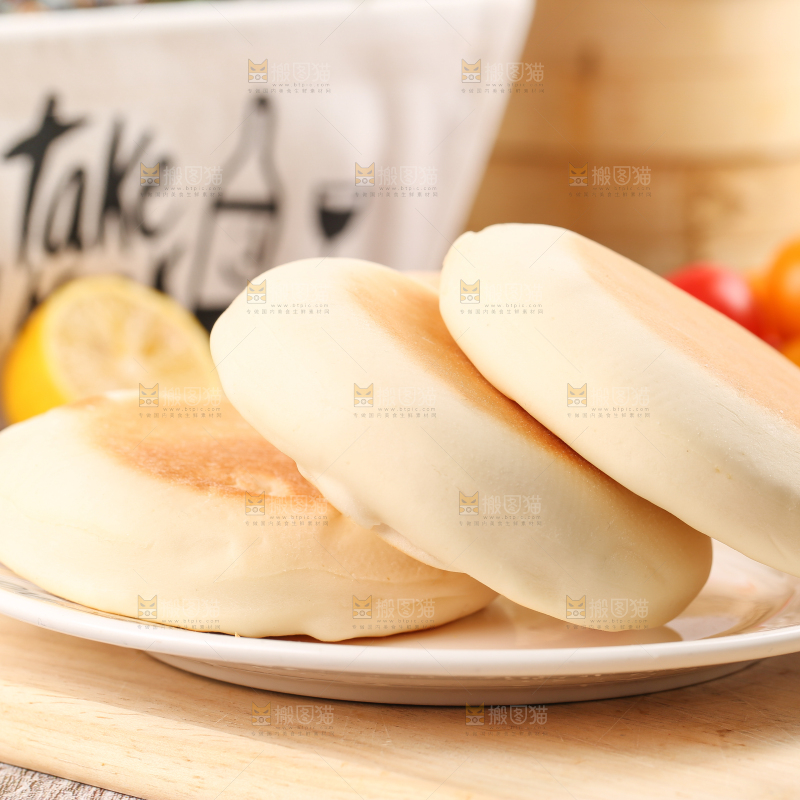 盘子里装着饼子