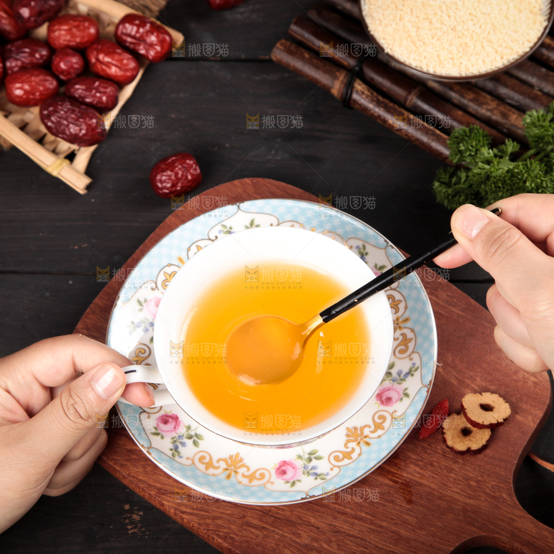 深底上放着一杯葛根粉