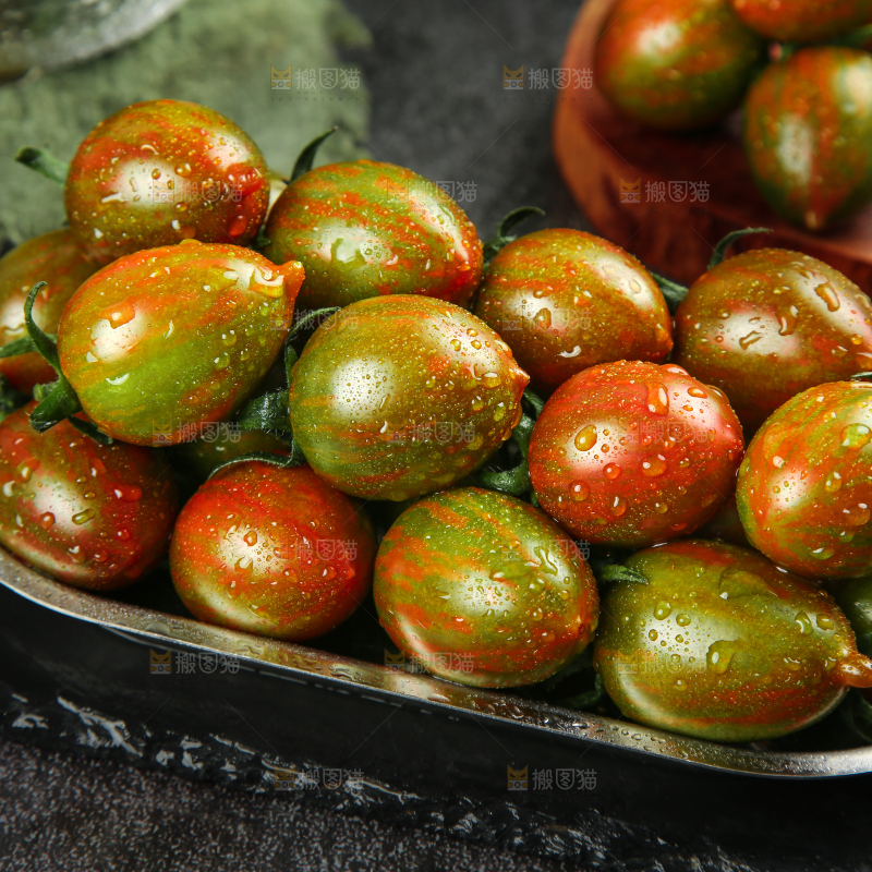 黑底上放着一盘迷彩圣女果