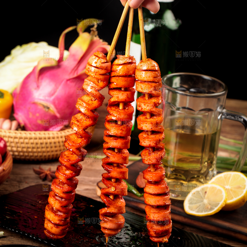 手拿火腿肠烤串