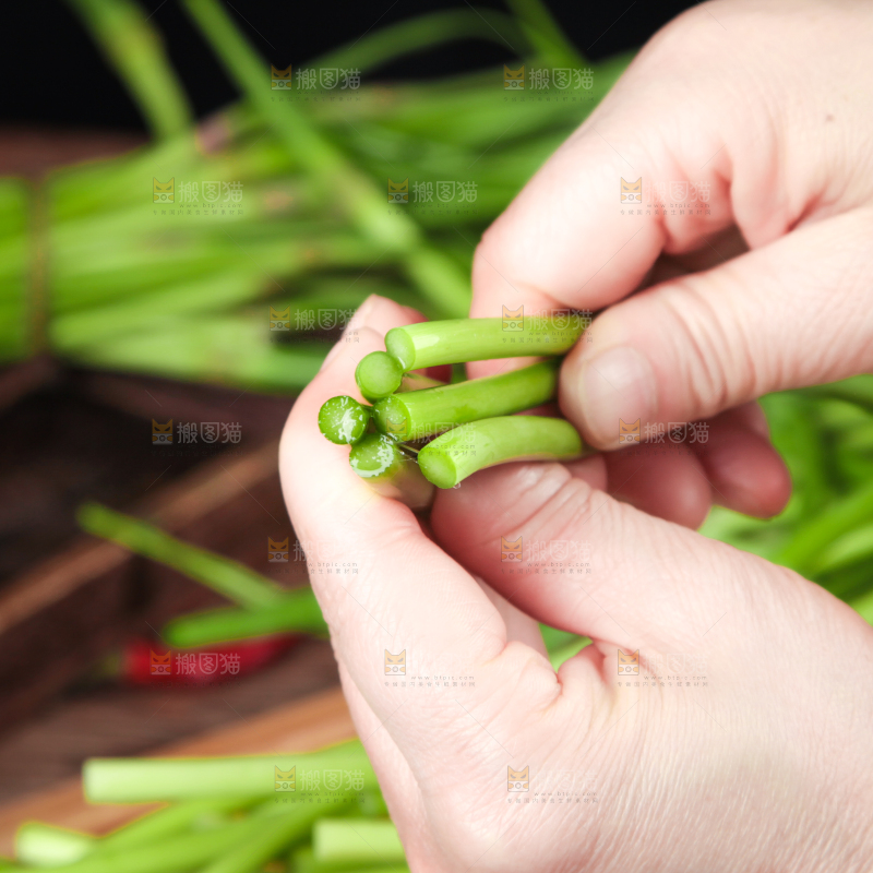 手拿新鲜蒜苔
