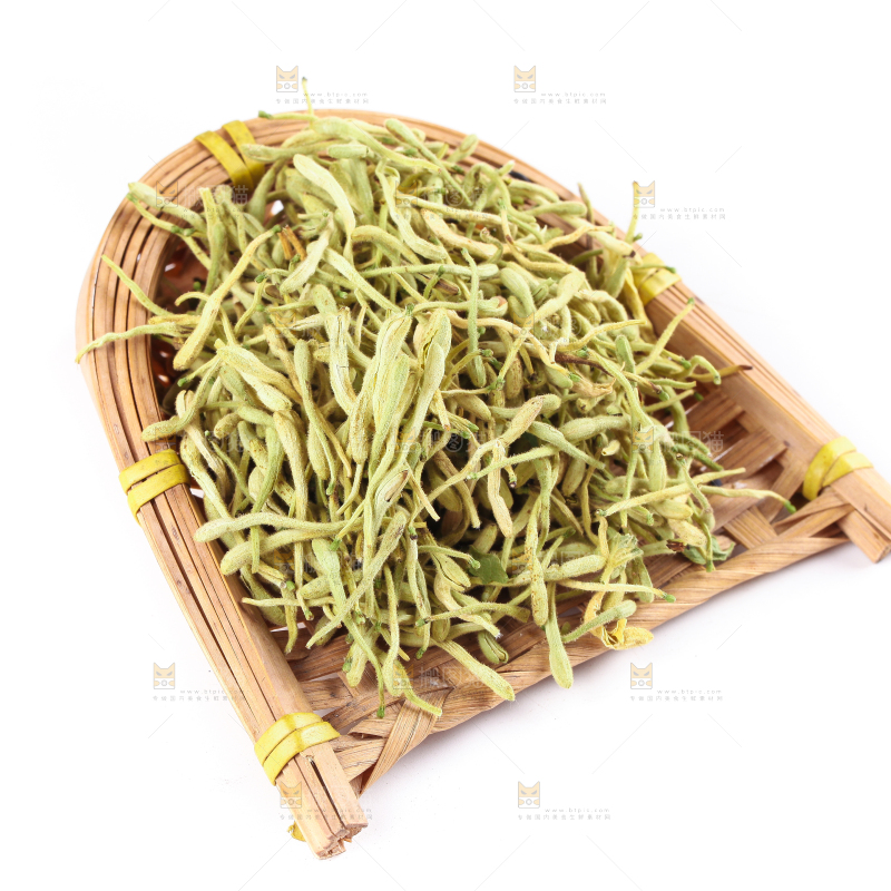 一盘干金银花放在白底上