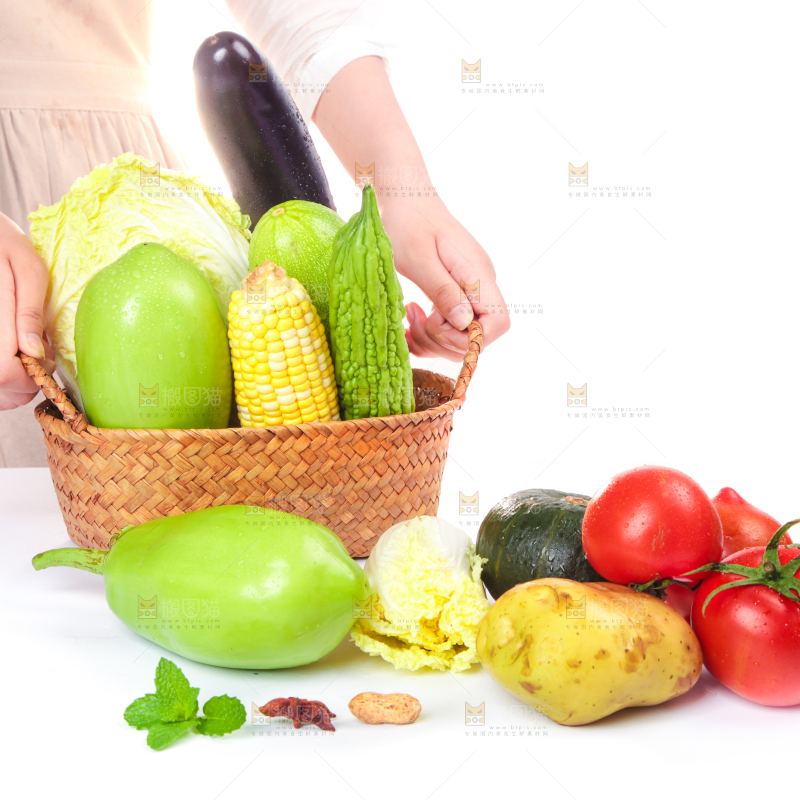 手拿一筐蔬菜组合