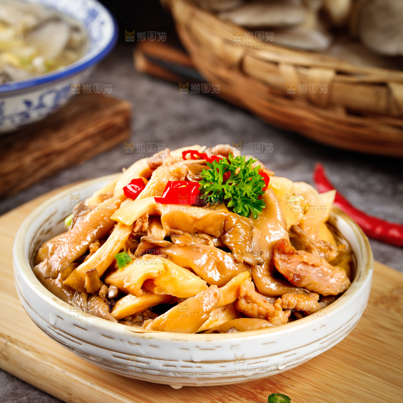木板上放着一碗平菇炒肉