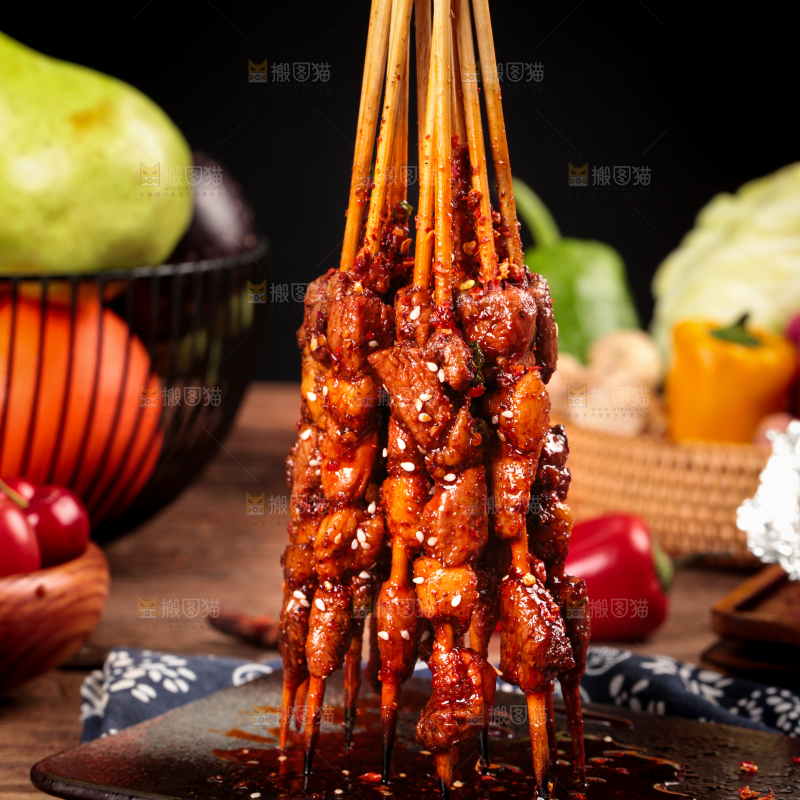深底上放着一盘烤羊肉串