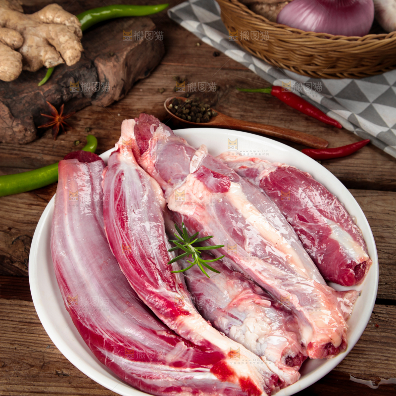 盘子里装着牛腿肉