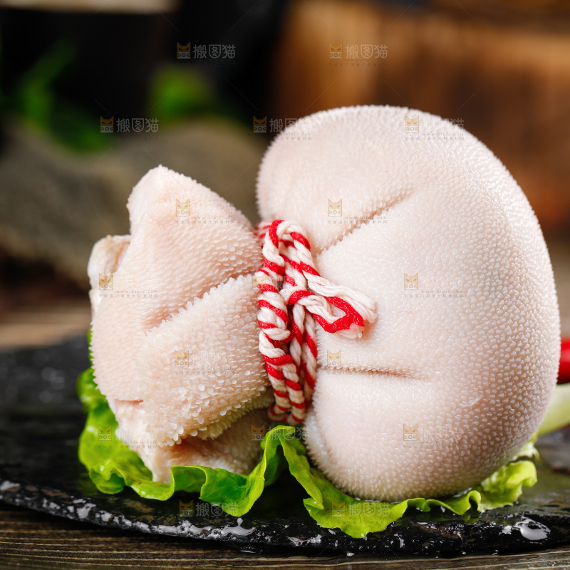 黑石板放着羊肚包