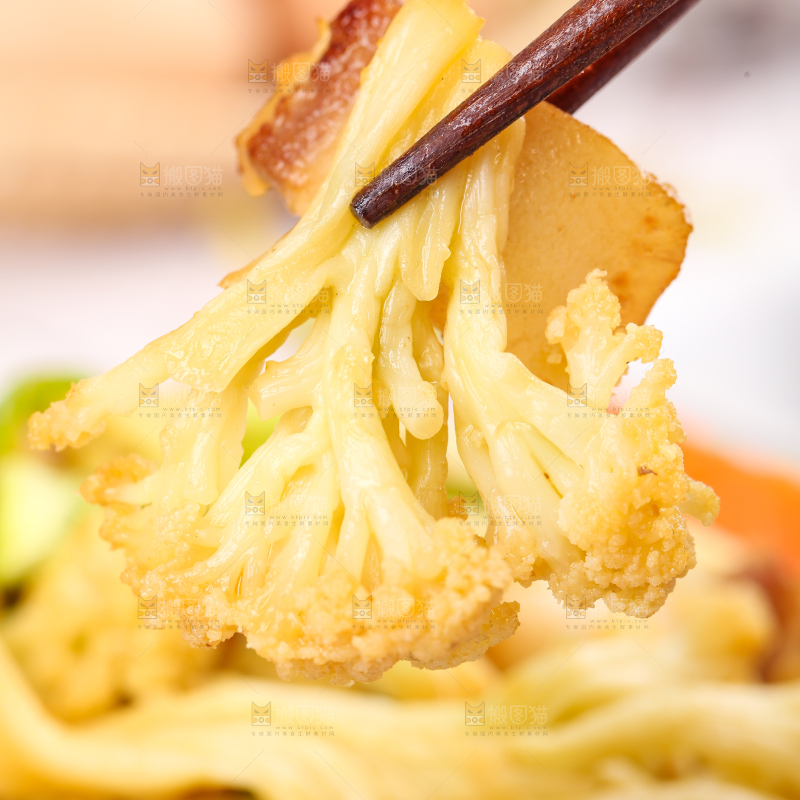 筷子夹着花菜炒肉