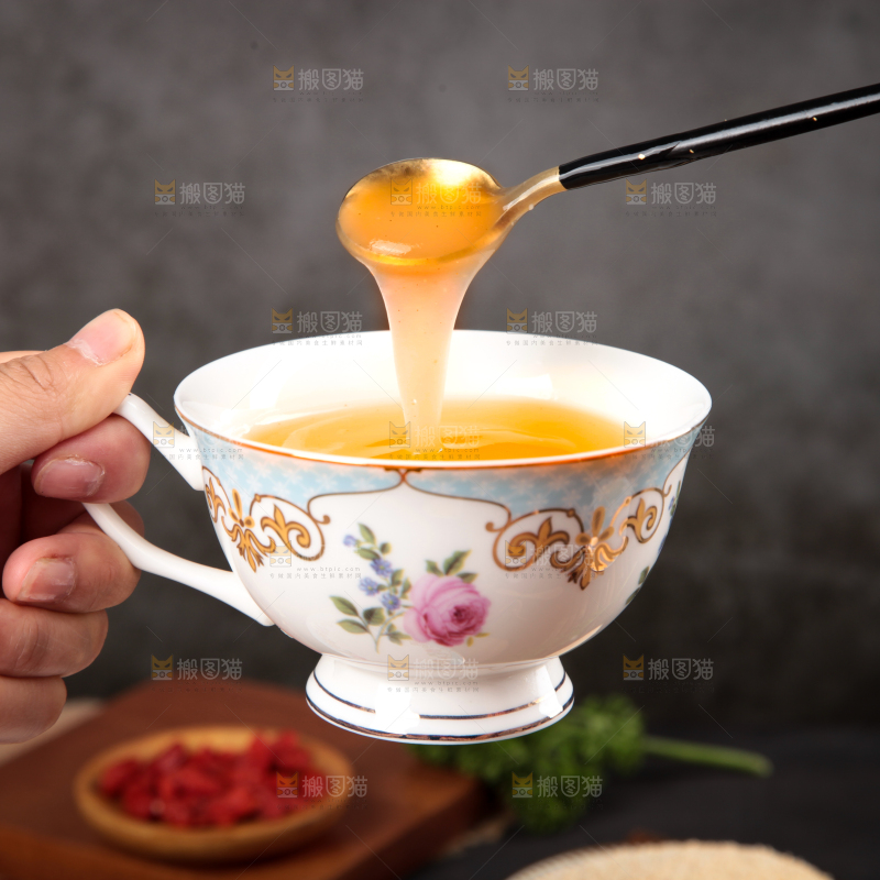 手拿一杯葛根粉