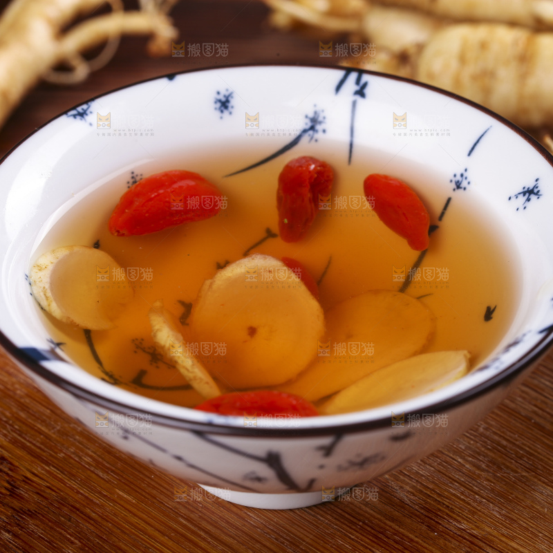 木底上放着一碗人参茶