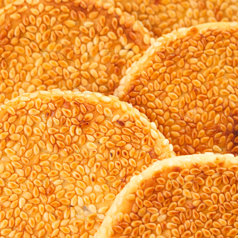 盘子里装着芝麻饼
