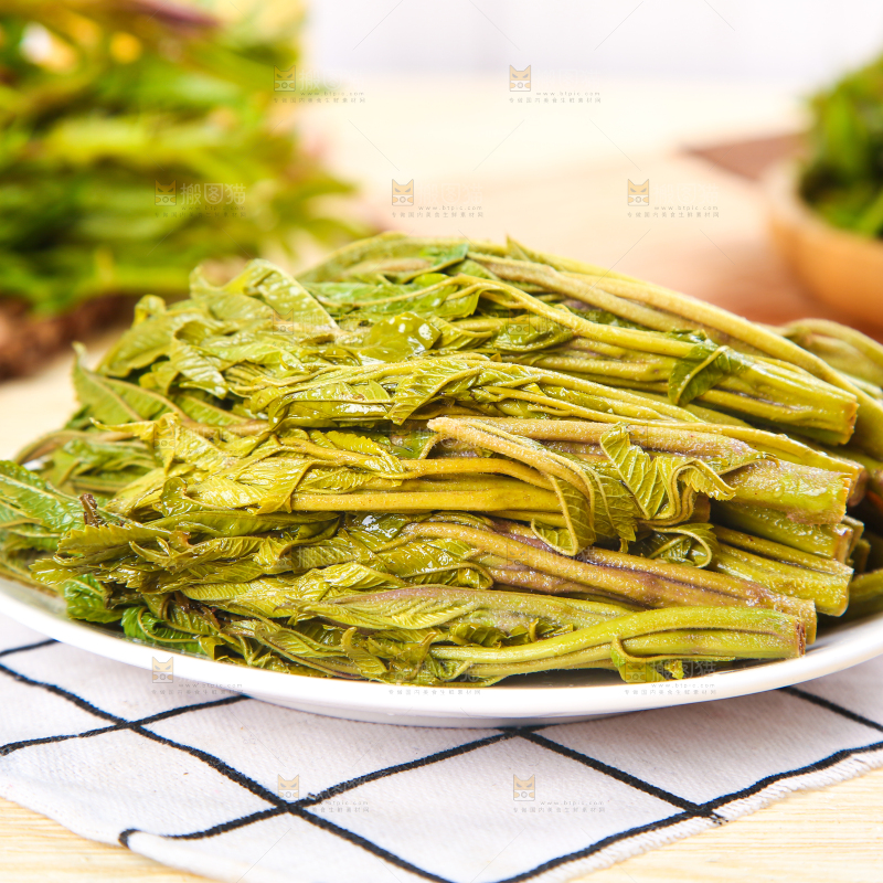 格子布上放着一盘山东香椿芽