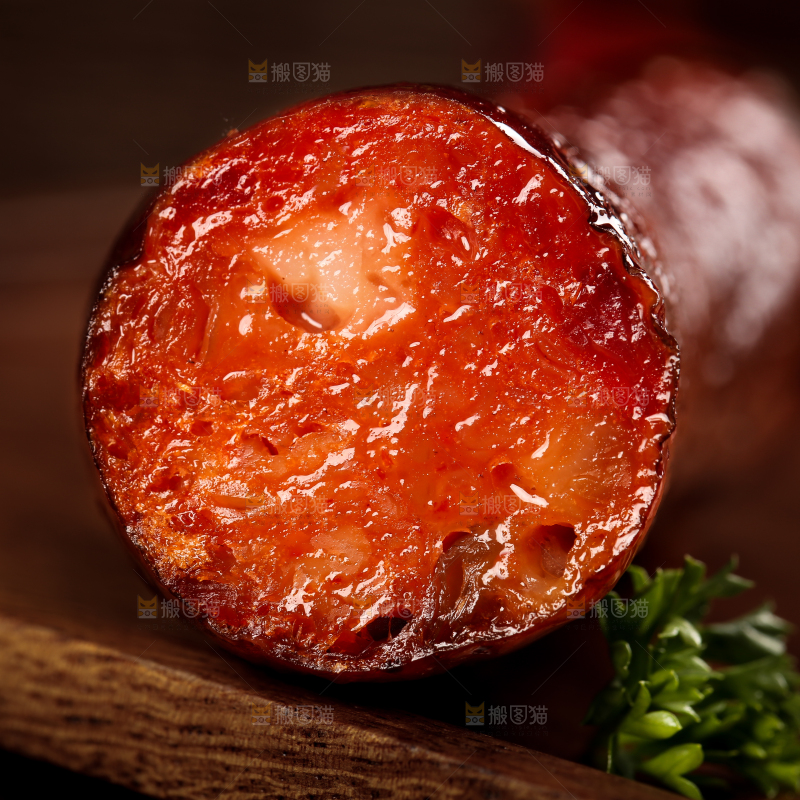 木板上摆放着烟熏香肠