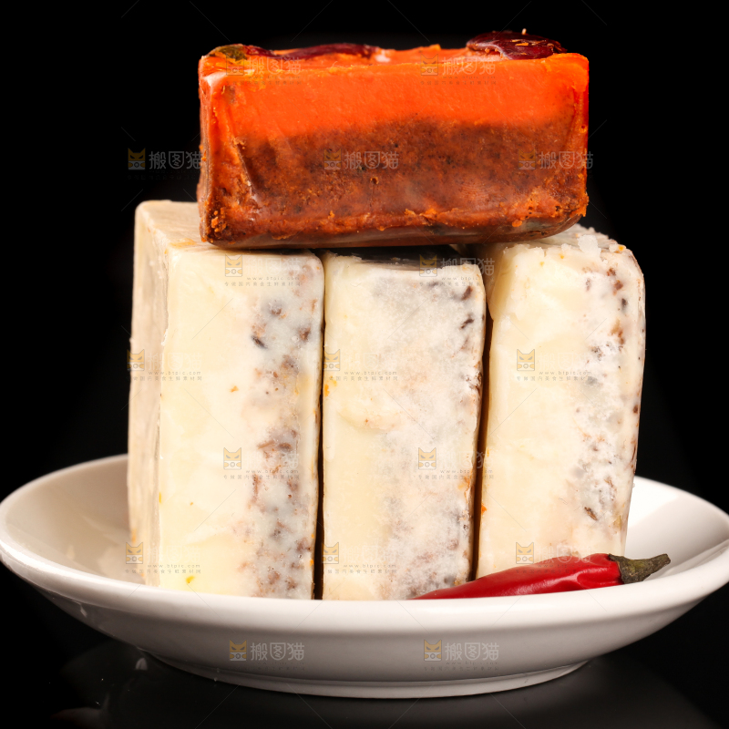 一盘鸳鸯火锅底料放在黑底上