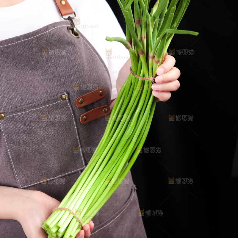 手拿新鲜蒜苔