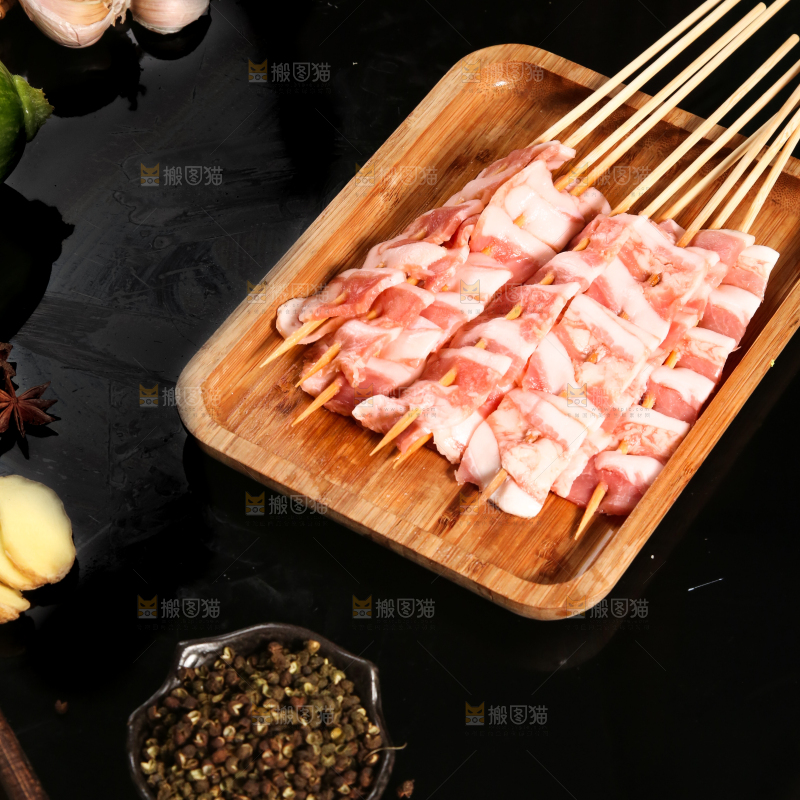 黑底上放着一盘串串