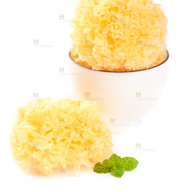 一盘雪耳放在白底上