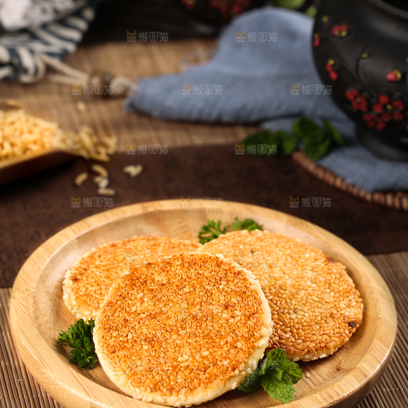 盘子里装着小饼子