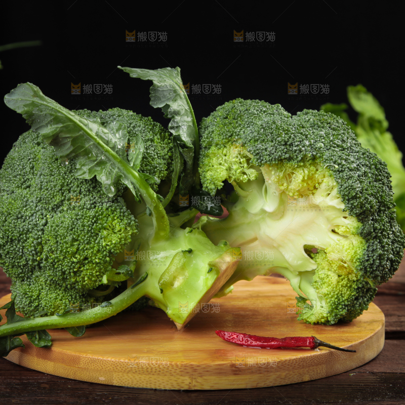 木底上的进口西兰花