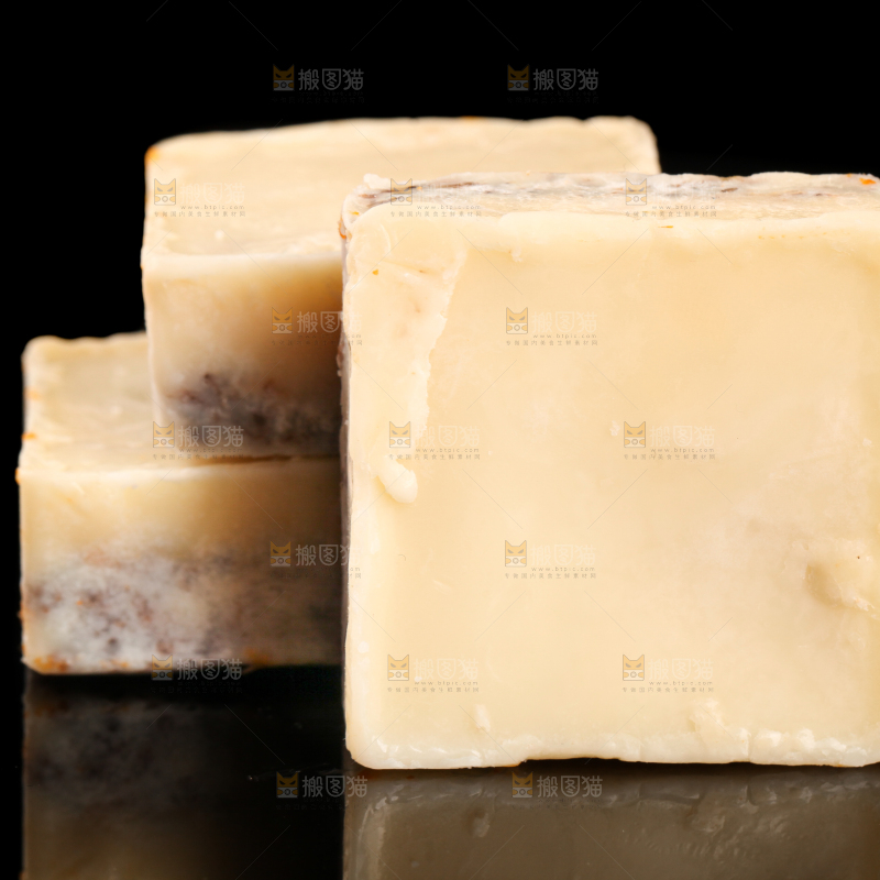 黑底上的清汤火锅料
