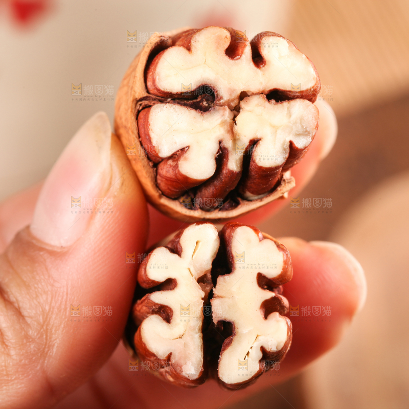 手拿碧根果