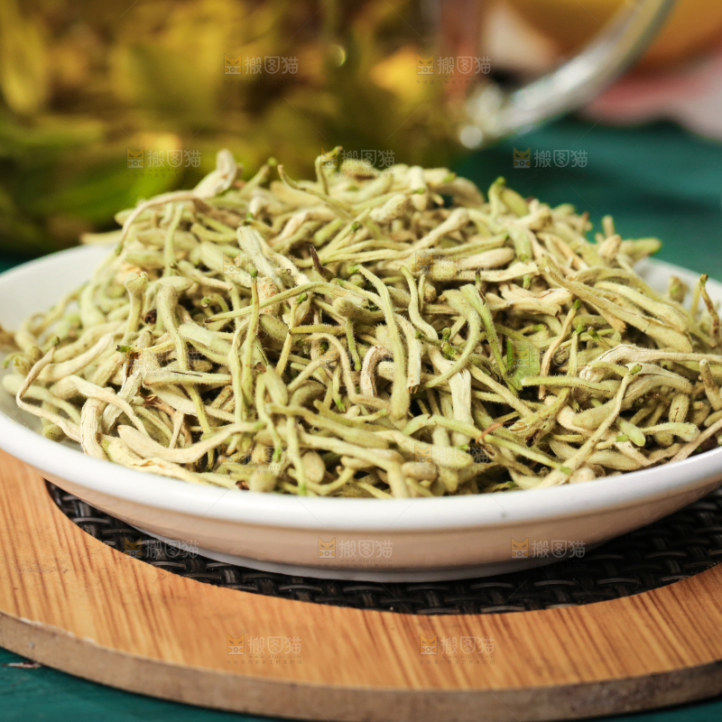 盘子里装着干金银花