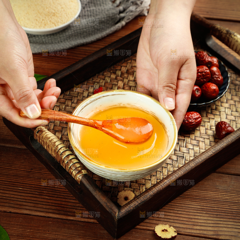 木底上放着一碗葛根粉