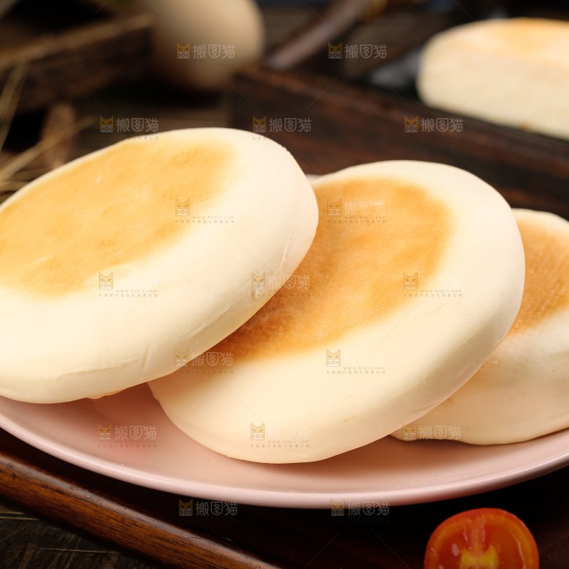 盘子里装着奶香饼