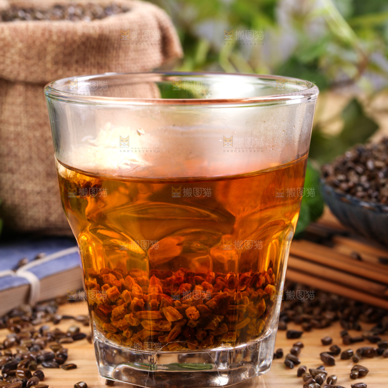 木底上放着一杯决明子茶