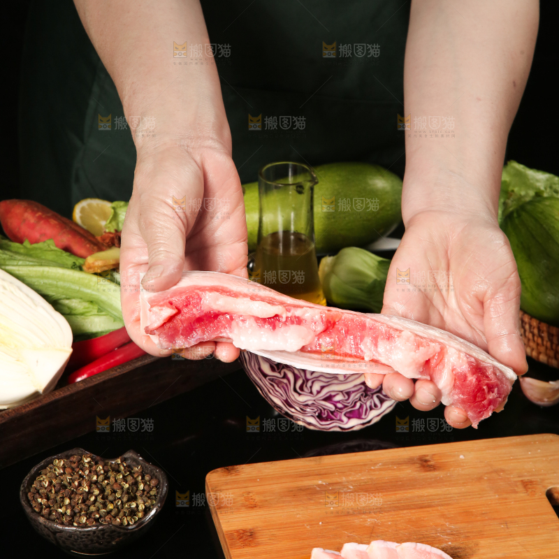 手拿新鲜的五花肉