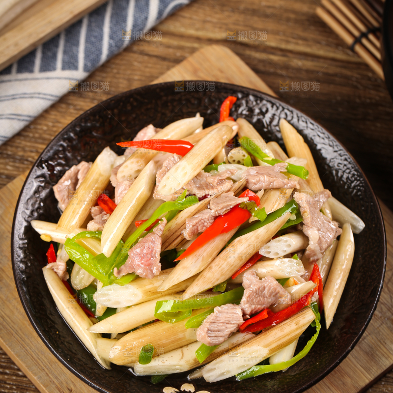 盘子里装着藕带炒肉