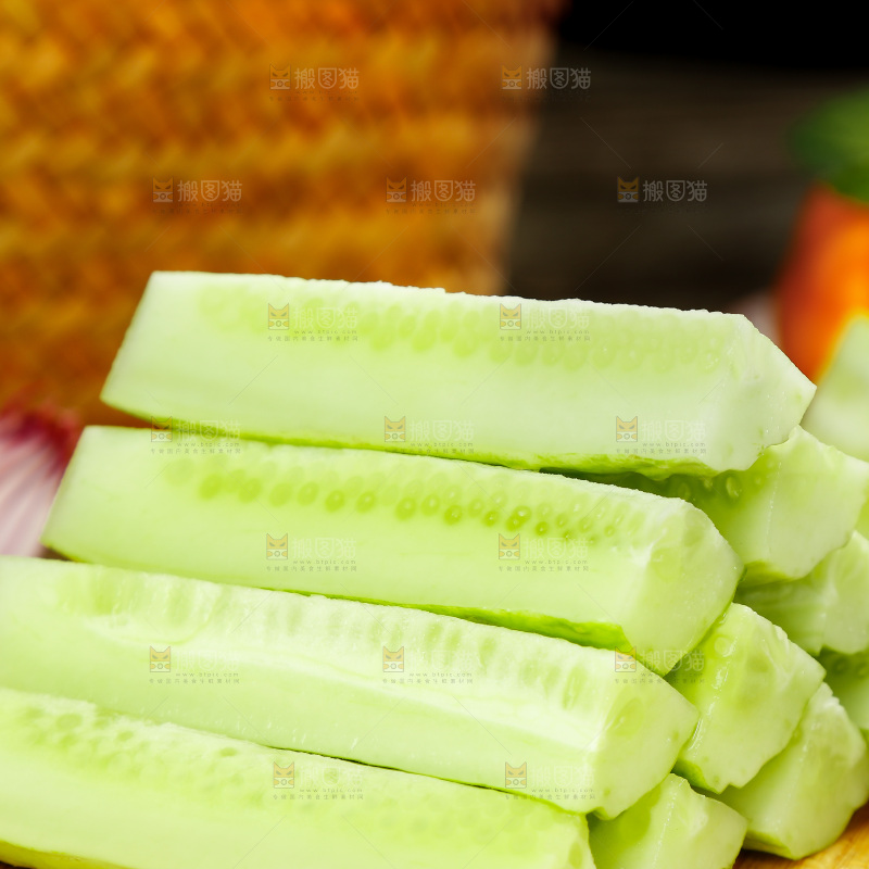 深底上放着一盘切开的黄瓜