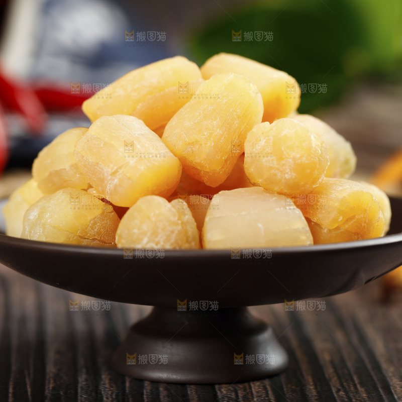 木底上放着一盘瑶柱
