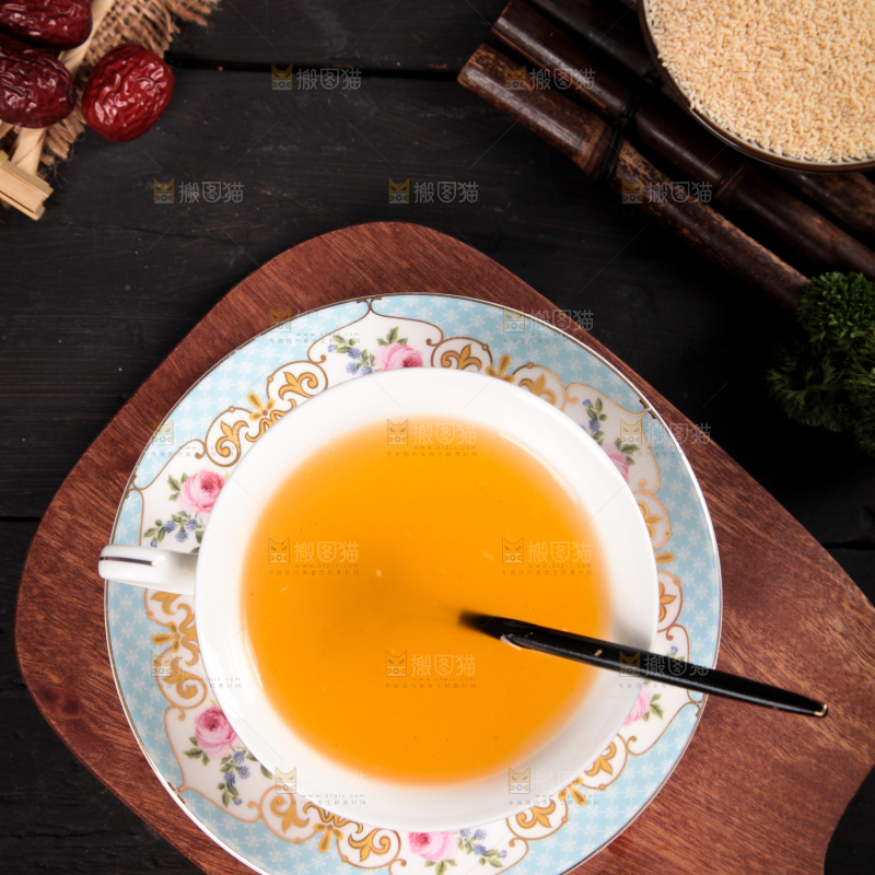 深底上放着一杯葛根粉