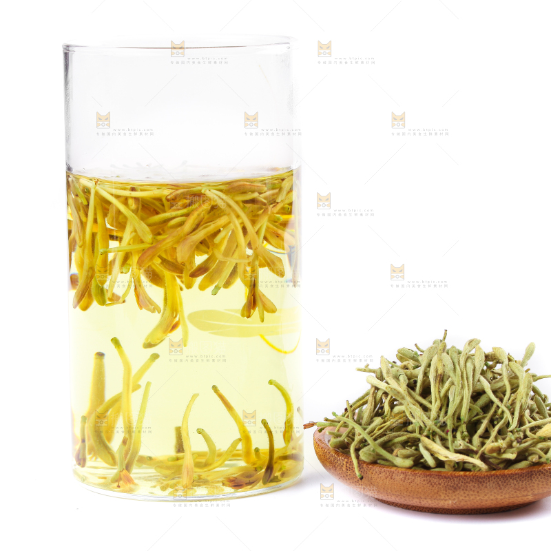 白底上放着一杯金银花茶