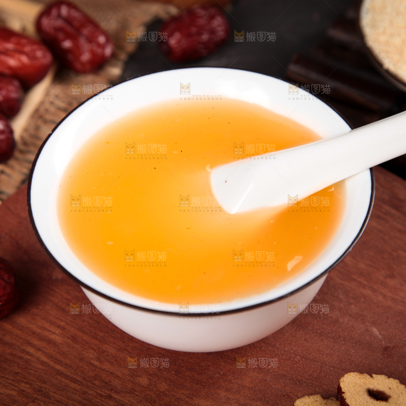 木底上放着一碗手工葛根粉