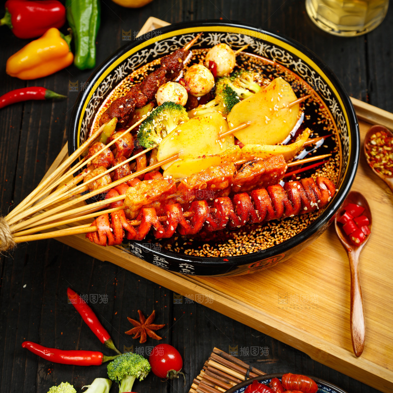 深底上放着一碗麻辣串