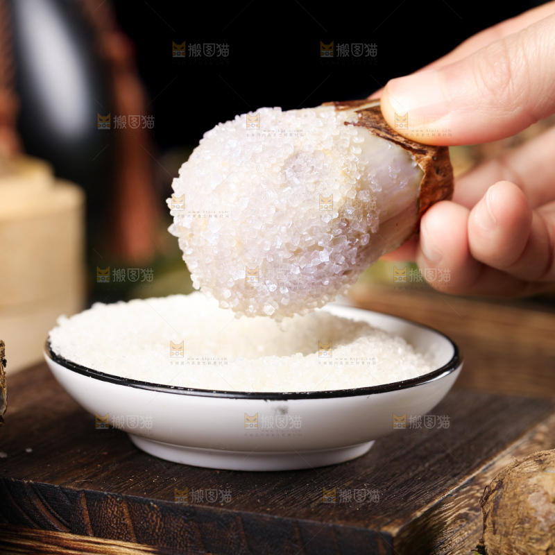 手里拿着新鲜小芋头