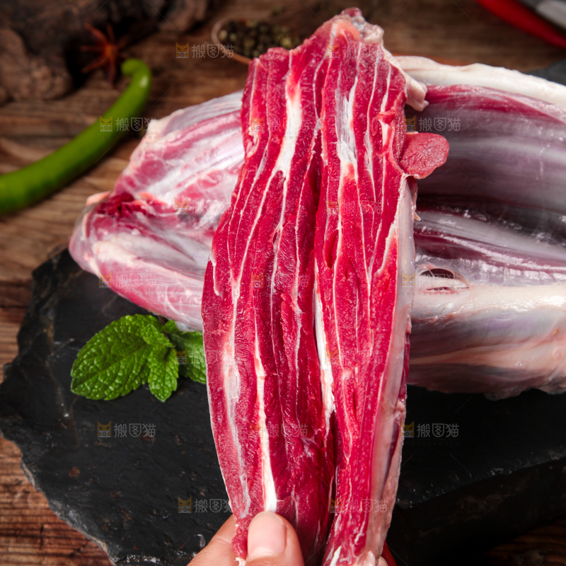 黑石板上的草原散养牛腿肉