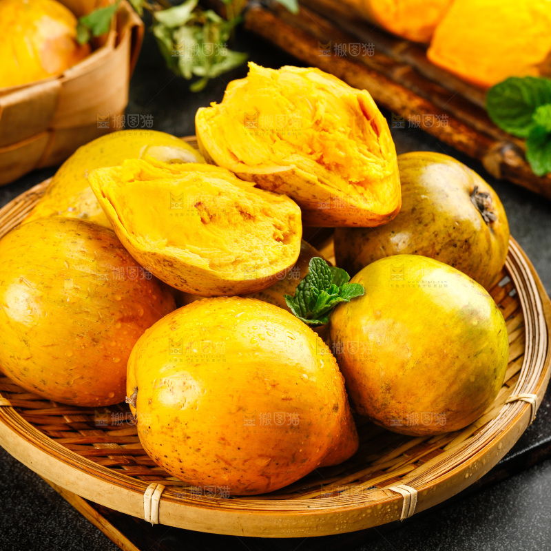 一盘海南蛋黄果放在深底上