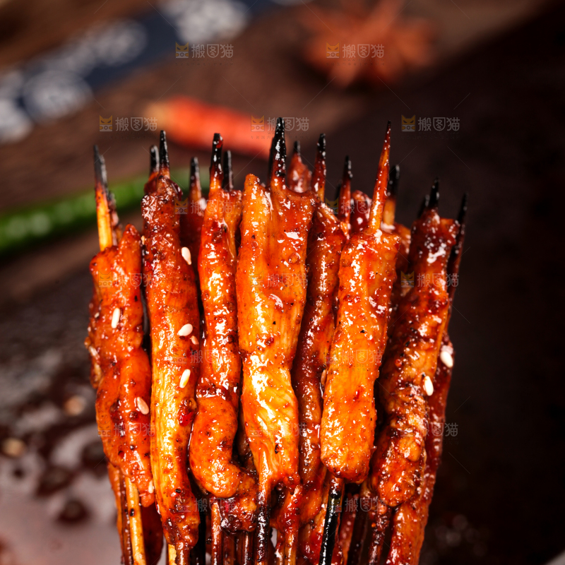 深底上的烤肉串