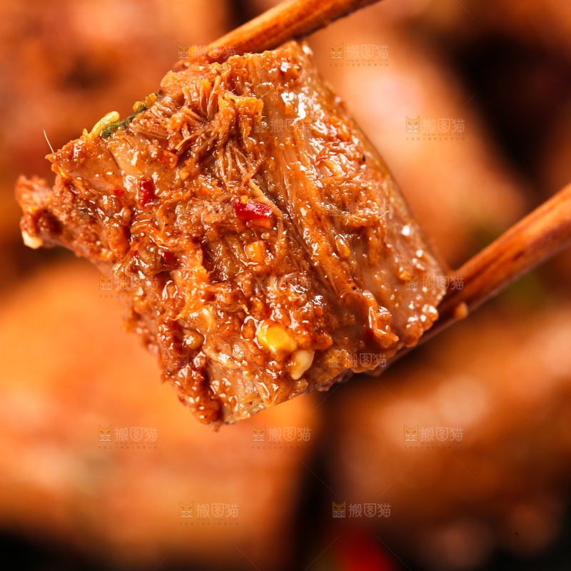筷子上夹着卤鸭脖