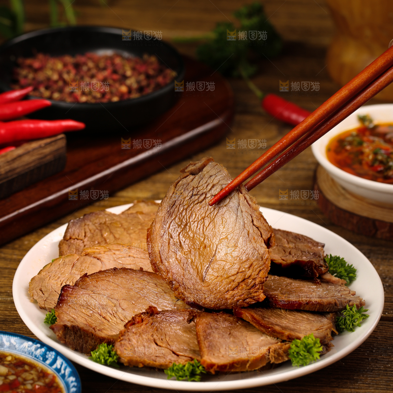 盘子里装着五香牛肉