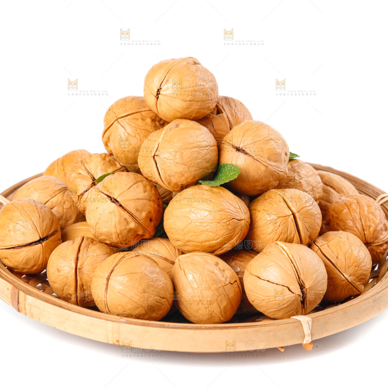 白底上放着一筐烤核桃