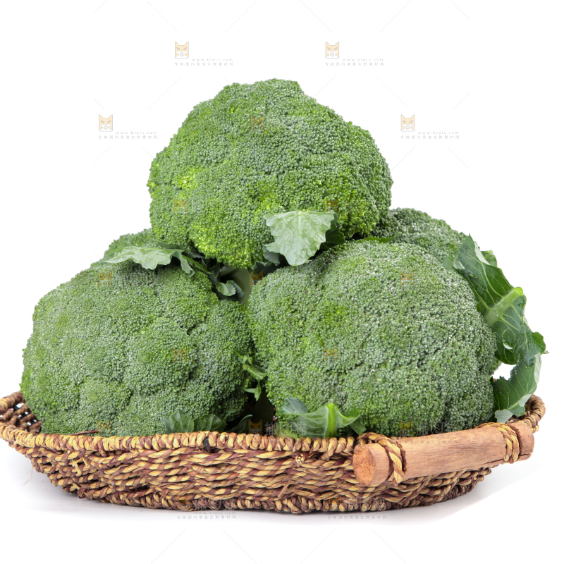一盘西兰花放在白底上